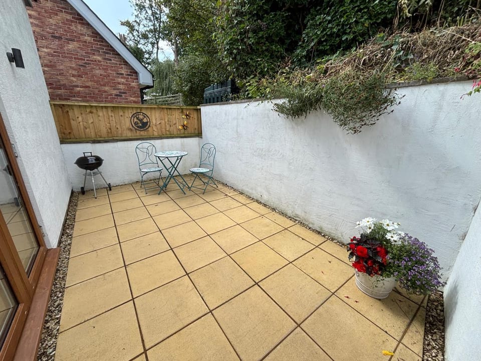 Honey Bee Cottage Tiny House Welshpool House in Welshpool