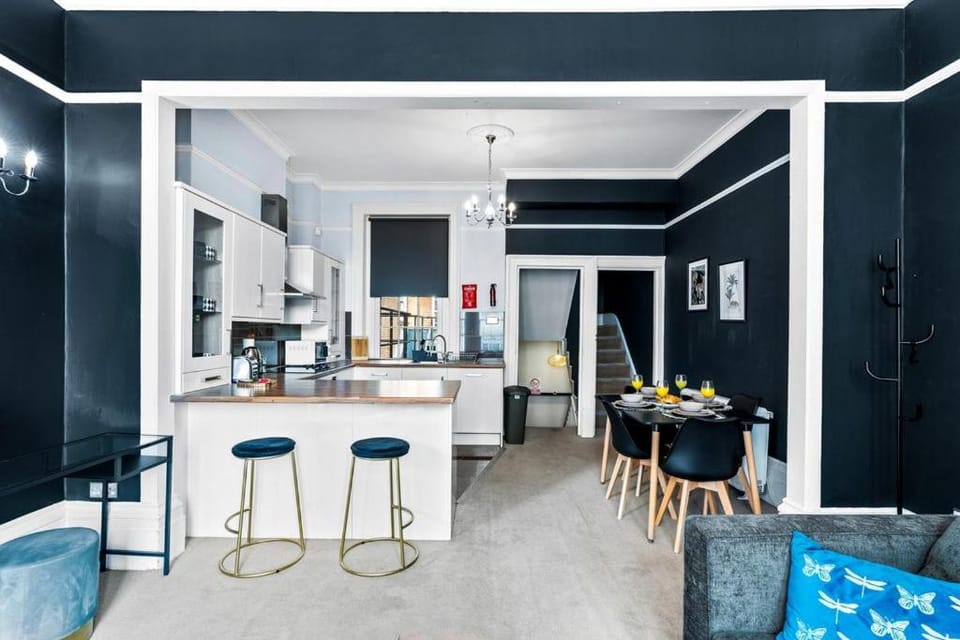 Coffee/tea facilities, Kitchen or kitchenette, Dining area, minibar, oven