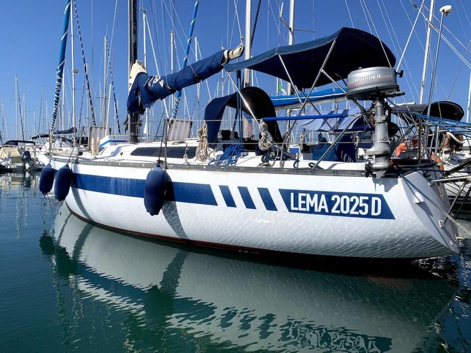 Notte in barca tra gioia e relax cullati dal mare Docked boat in Civitavecchia