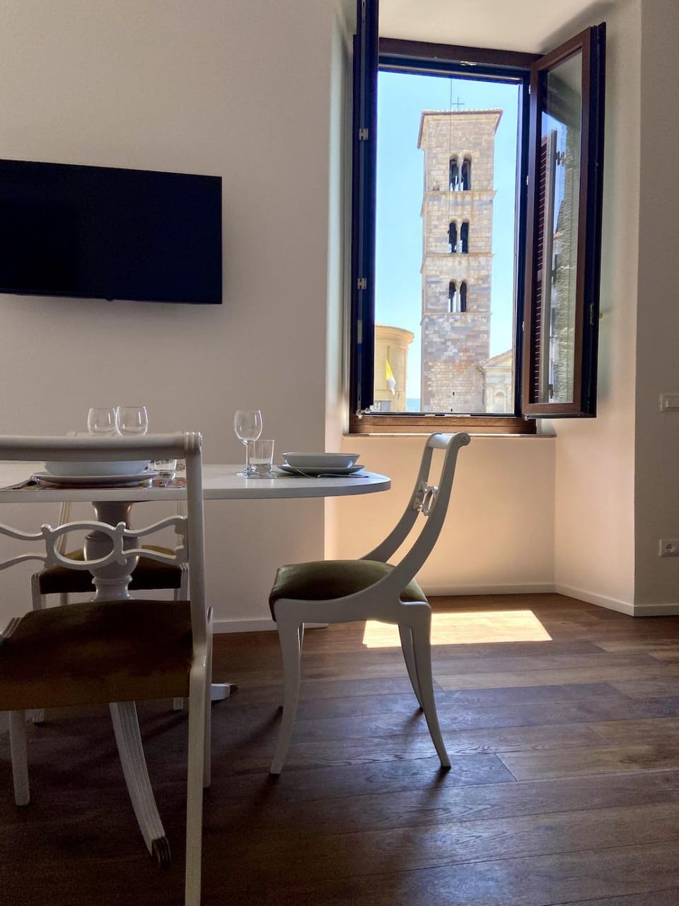TV and multimedia, Living room, Seating area, Dining area