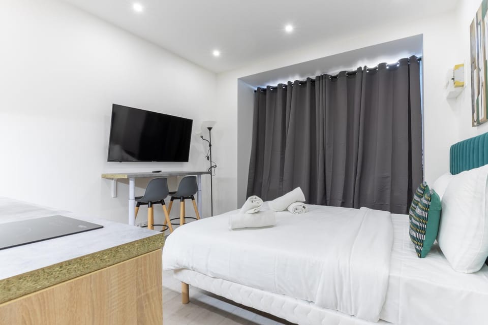 Bed, TV and multimedia, Photo of the whole room