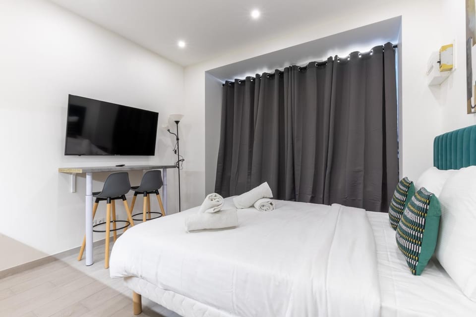 Bed, TV and multimedia, Bedroom