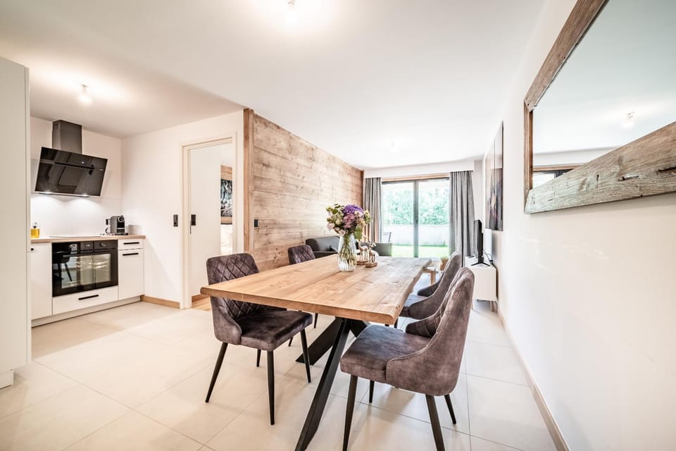 Kitchen or kitchenette, Seating area, Dining area
