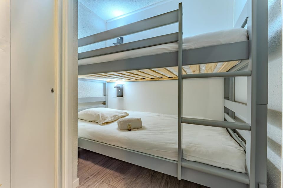 Bed, bunk bed