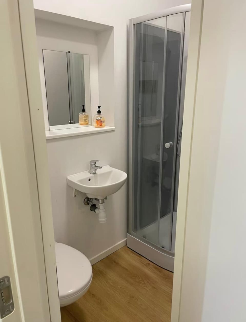 7-bedroom apartment with 2x private parking Apartment in Aalborg