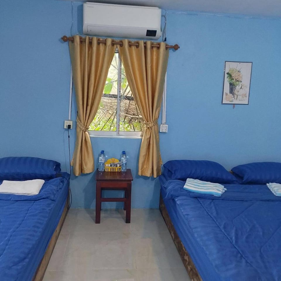Bed, Living room, Photo of the whole room, Seating area, Bedroom