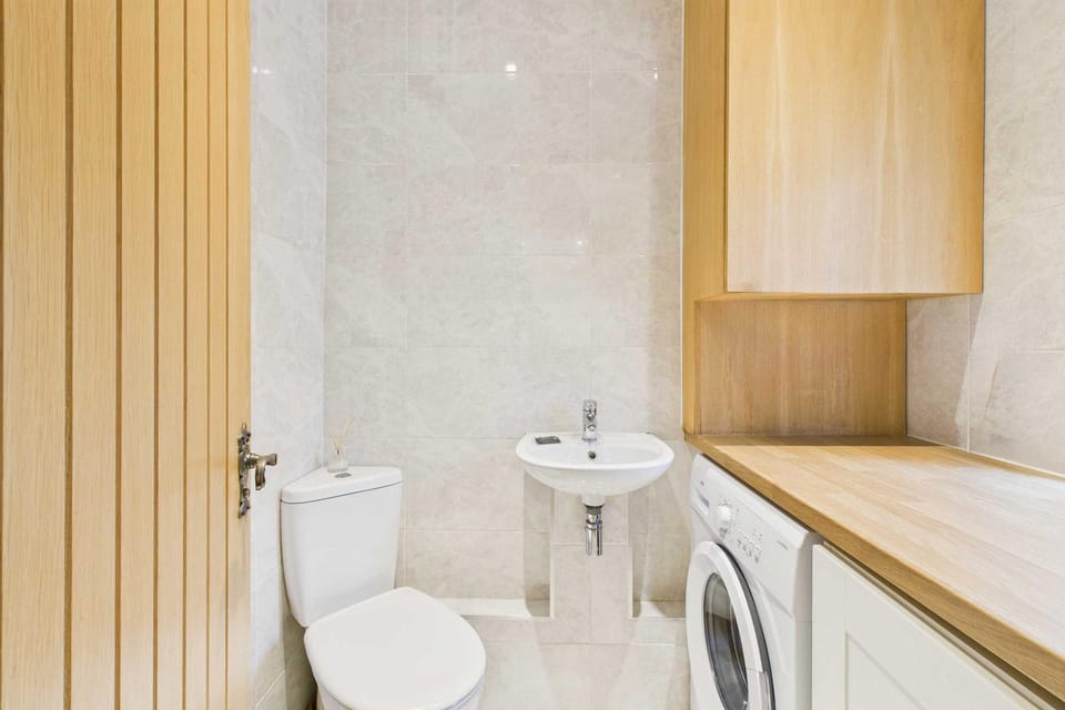 Toilet, washing machine