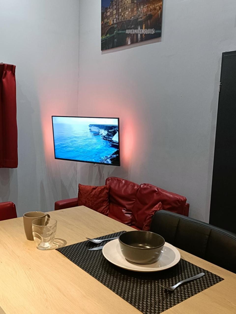 TV and multimedia, Living room, Dining area, Food