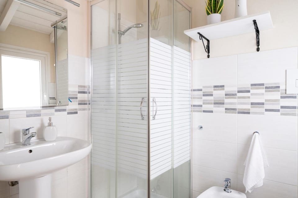 Shower, Toilet, Bathroom, bidet, towels