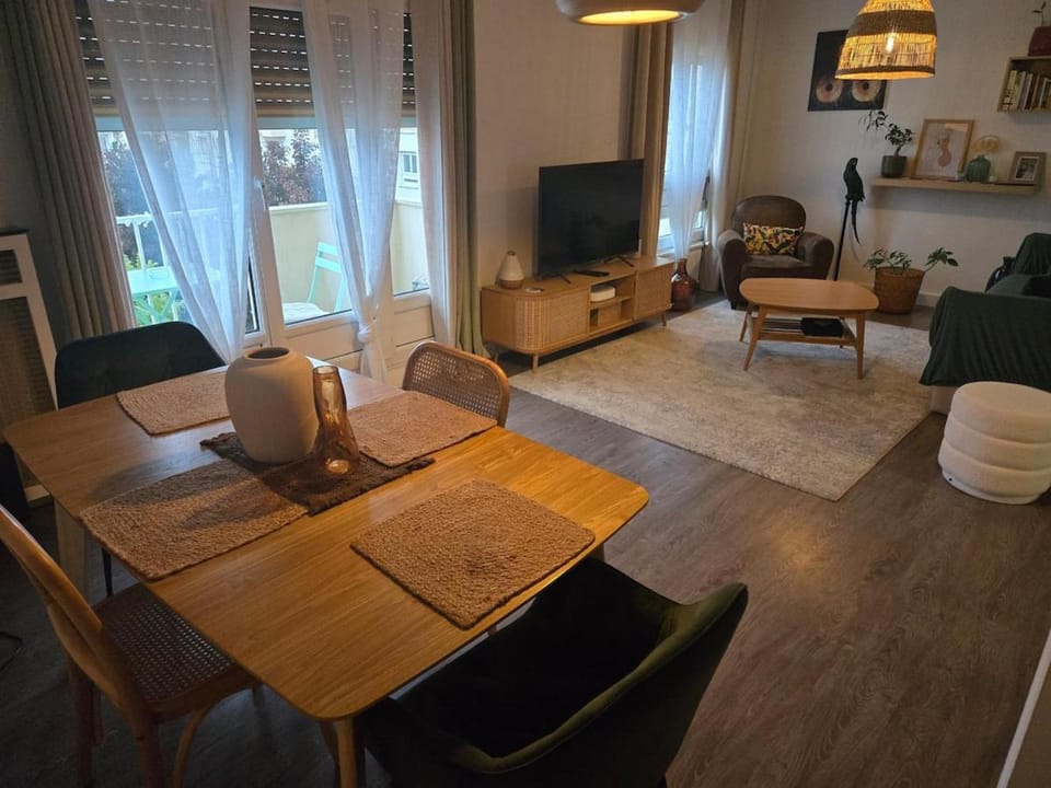 TV and multimedia, Living room, Seating area, Dining area
