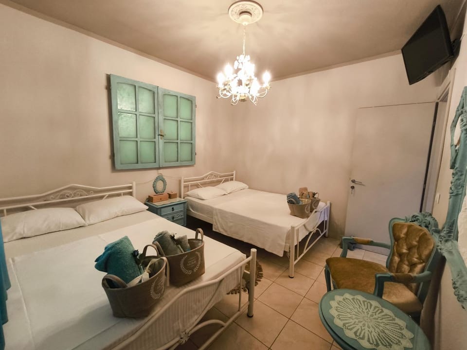 Bed, TV and multimedia, Photo of the whole room, Bedroom