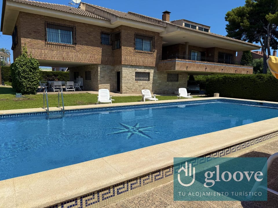 Property building, Facade/entrance, Off site