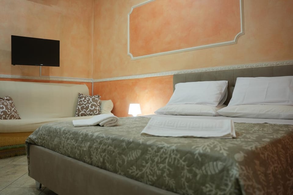 Bed, TV and multimedia, Photo of the whole room, Bedroom, towels