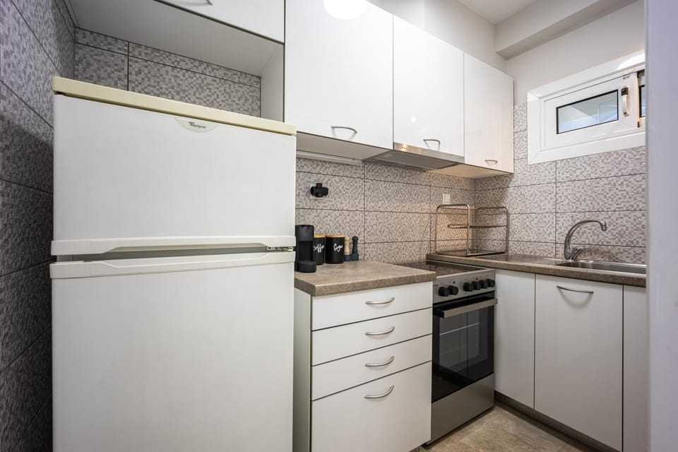 Coffee/tea facilities, Kitchen or kitchenette, oven, stove