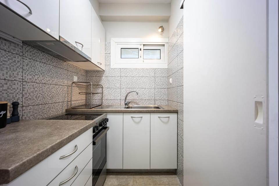 Kitchen or kitchenette, oven