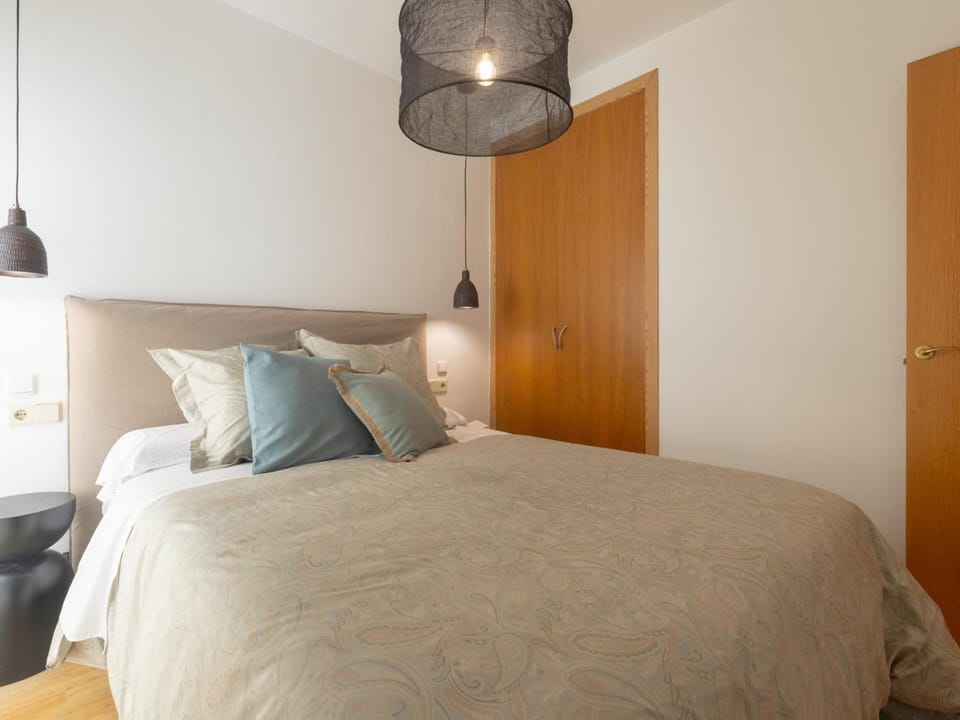 Bed, Bedroom, heating, wardrobe, air conditioner