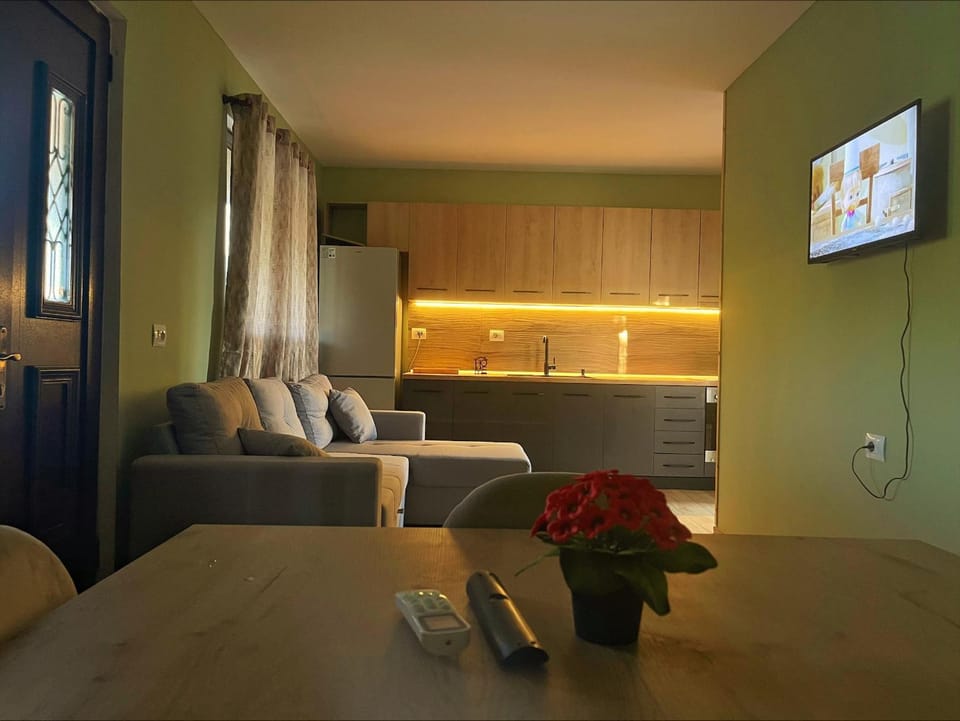 Bed, TV and multimedia, Kitchen or kitchenette, Seating area, Dining area