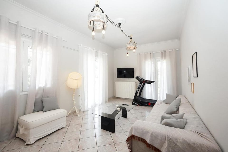 TV and multimedia, Living room, Seating area, Evening entertainment