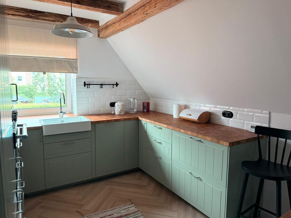 Coffee/tea facilities, Kitchen or kitchenette, Dining area, dishwasher, stove