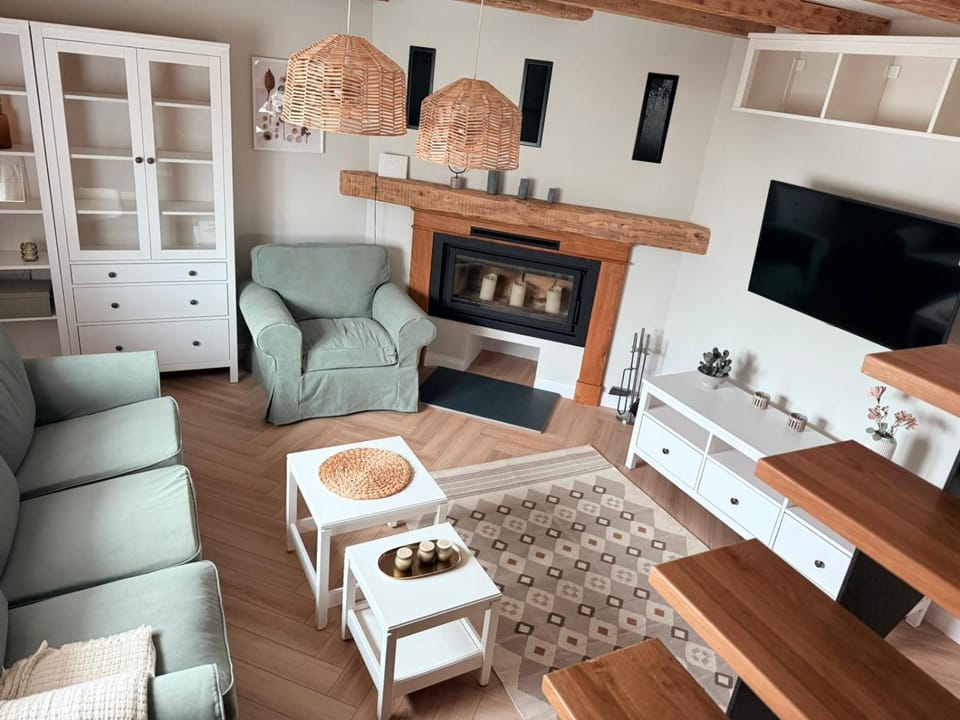 TV and multimedia, Living room, Seating area, Evening entertainment