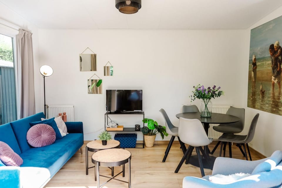 Communal lounge/ TV room, TV and multimedia, Seating area, Dining area, Evening entertainment