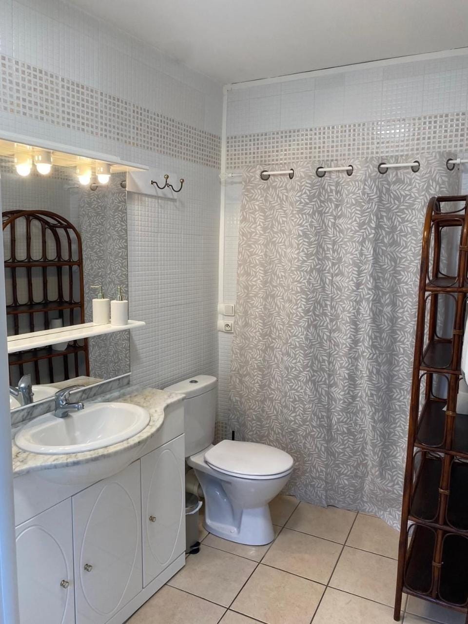 Shower, Toilet, Bathroom, towels