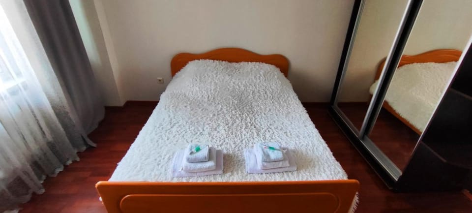 Bed, Photo of the whole room, towels