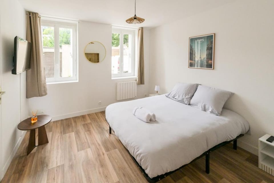 Bed, Bedroom, furniture, heating, internet, storage, towels