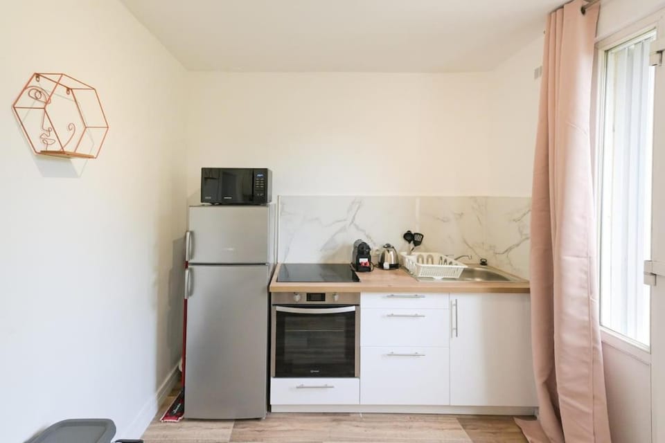 Coffee/tea facilities, Kitchen or kitchenette, furniture, heating, internet, microwave, oven, storage, stove, toaster, kitchen