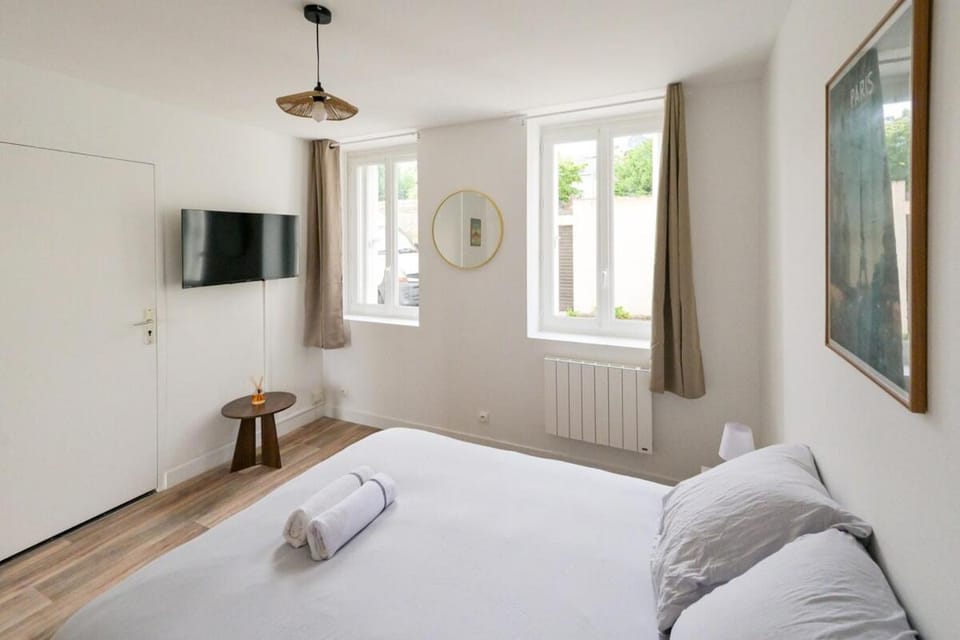Bed, TV and multimedia, Photo of the whole room, Bedroom, furniture, heating, internet, storage