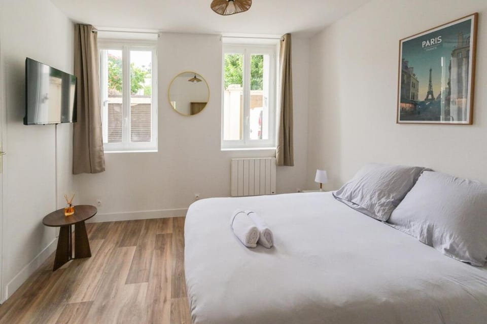 Bed, TV and multimedia, Photo of the whole room, Bedroom, furniture, heating, internet, storage