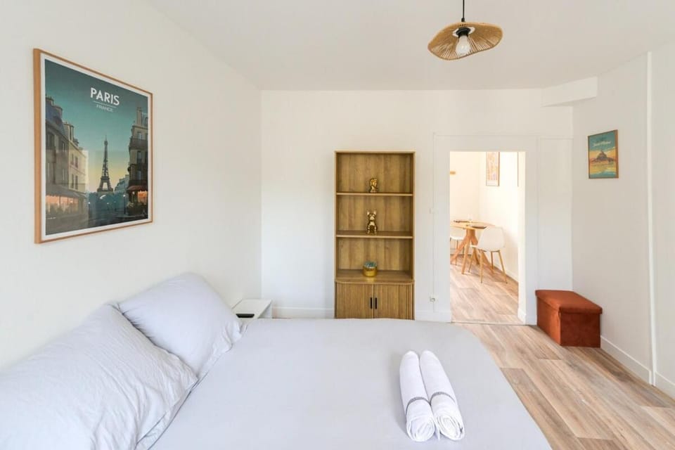 Bed, TV and multimedia, Photo of the whole room, Bedroom, furniture, heating, internet, storage, towels, wardrobe