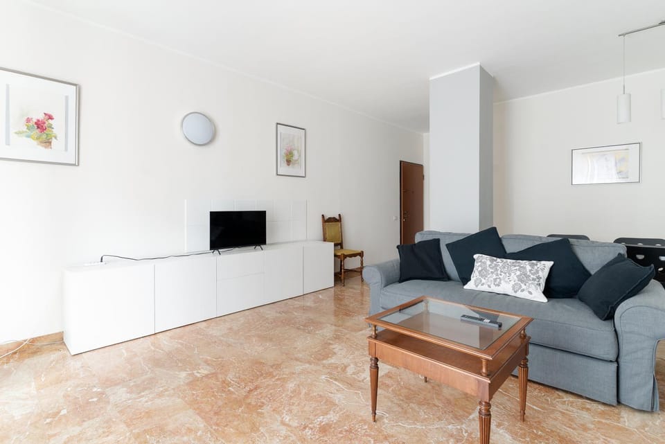 Communal lounge/ TV room, TV and multimedia, Living room, Seating area, Evening entertainment