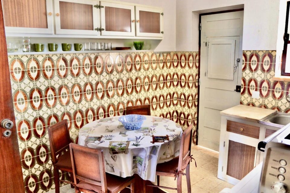Kitchen or kitchenette, Dining area, oven