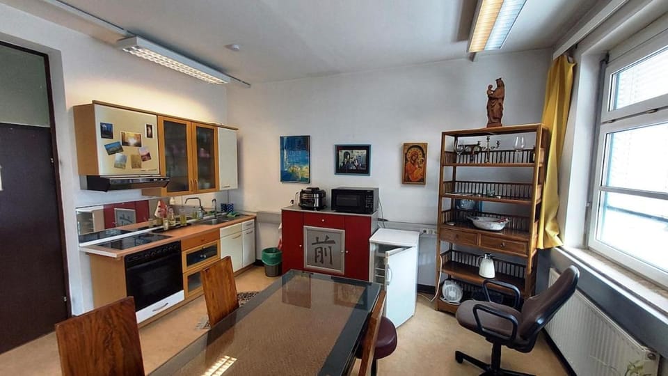 Kitchen or kitchenette, Living room, Seating area, Dining area, oven, stove
