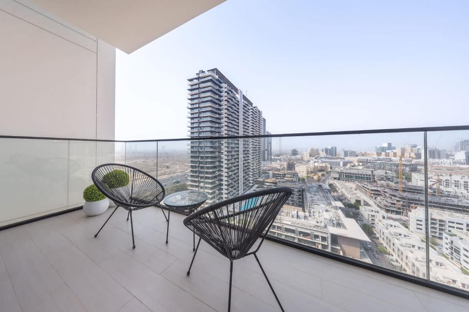Free housekeeping visits during your stay - StayShort - Vibrant 1-Bedroom in JVC Sleeps 4 with balcony Apartment in Dubai