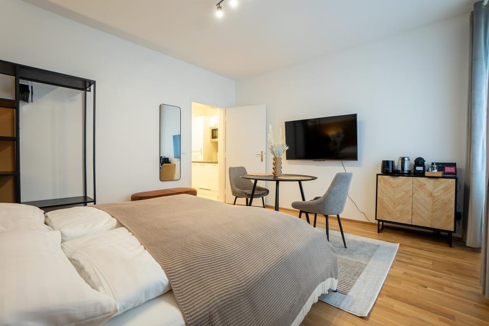 Bed, TV and multimedia, Photo of the whole room, Seating area