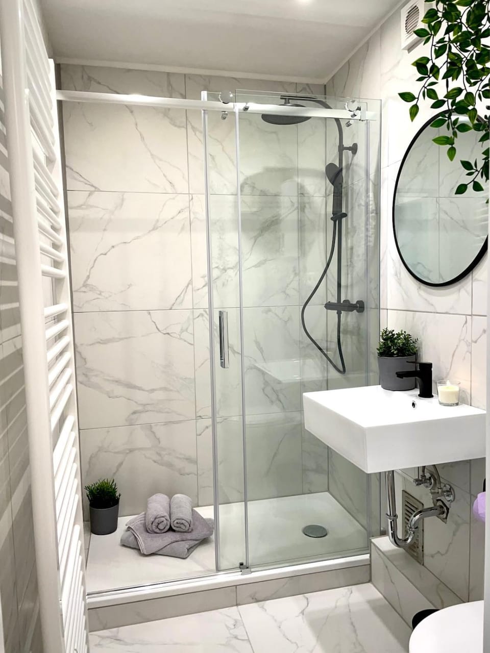 Shower, Toilet, Bathroom, towels