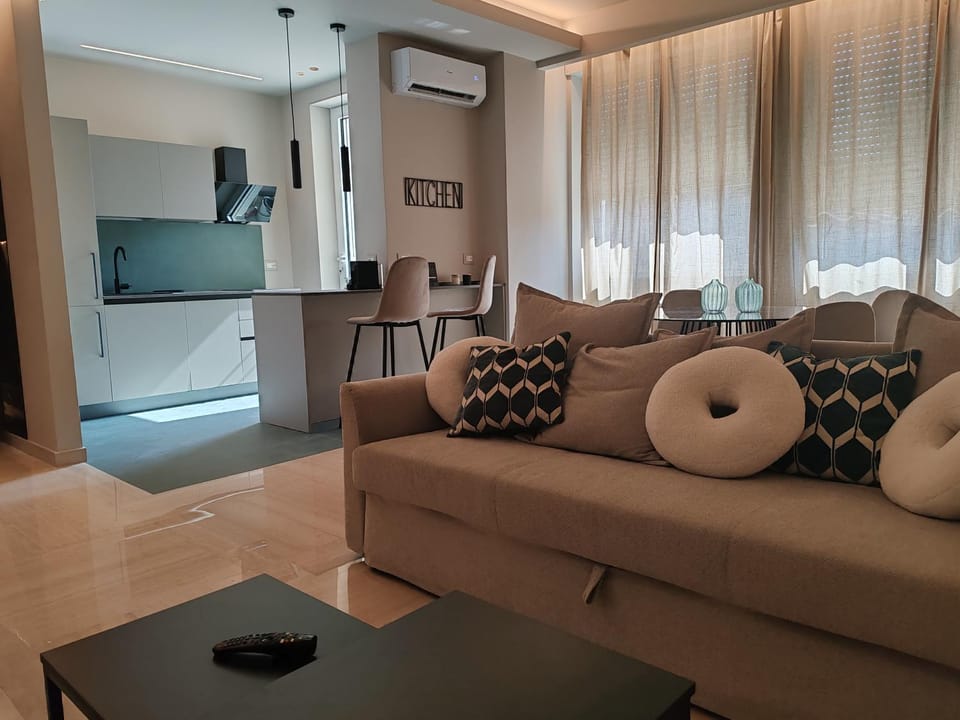 Communal lounge/ TV room, Kitchen or kitchenette, Photo of the whole room, Dining area, kitchen, kitchen