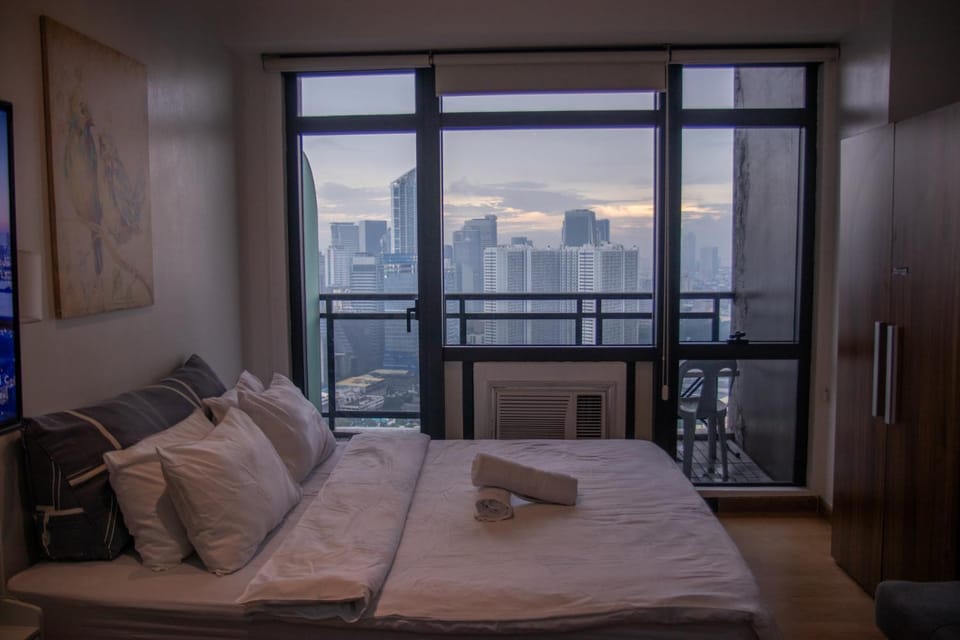 C-Studio,Best Sunset Pool,Luxury,Hotel Style Apartment in Makati