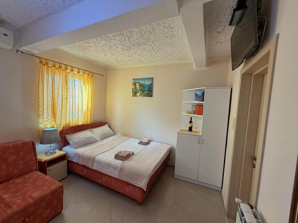 Bed, TV and multimedia, Photo of the whole room