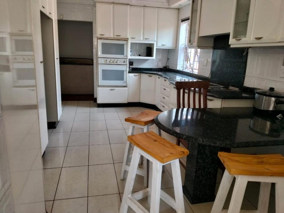 2 Rose Guesthouse Bed and Breakfast in Durban