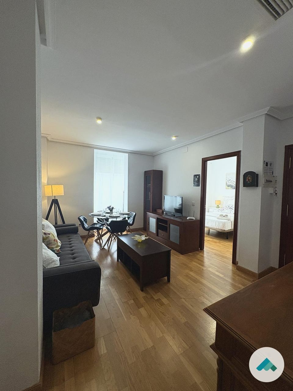Bed, TV and multimedia, Living room, Photo of the whole room, Seating area, Bedroom