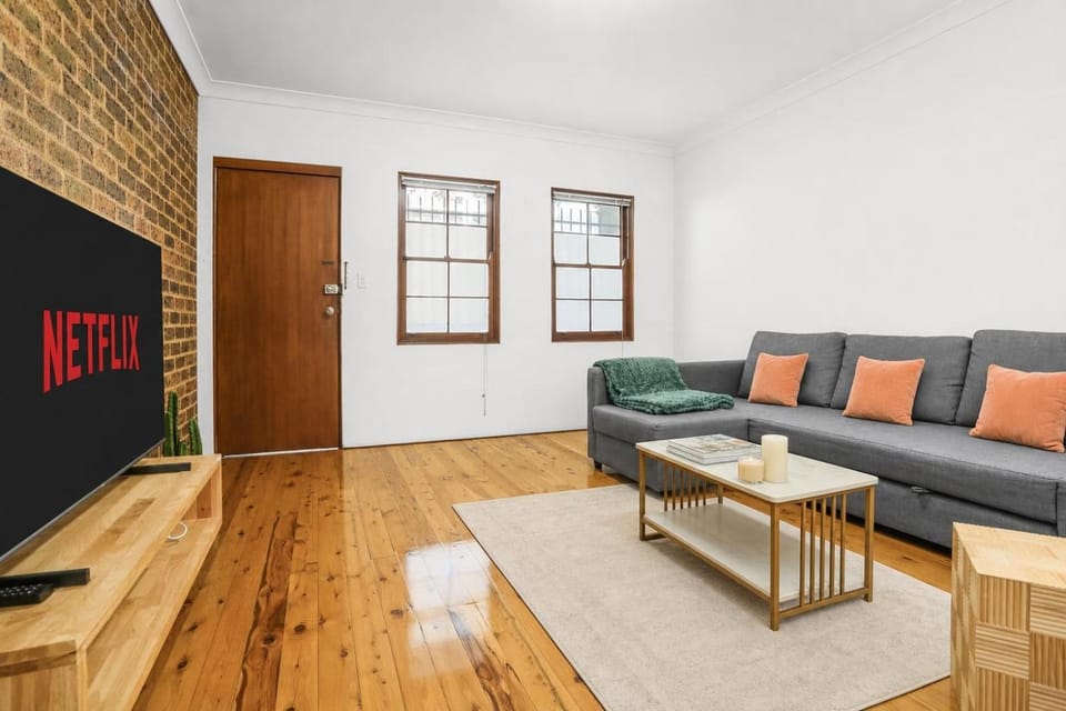 Property building, Day, TV and multimedia, Living room, Photo of the whole room, Seating area