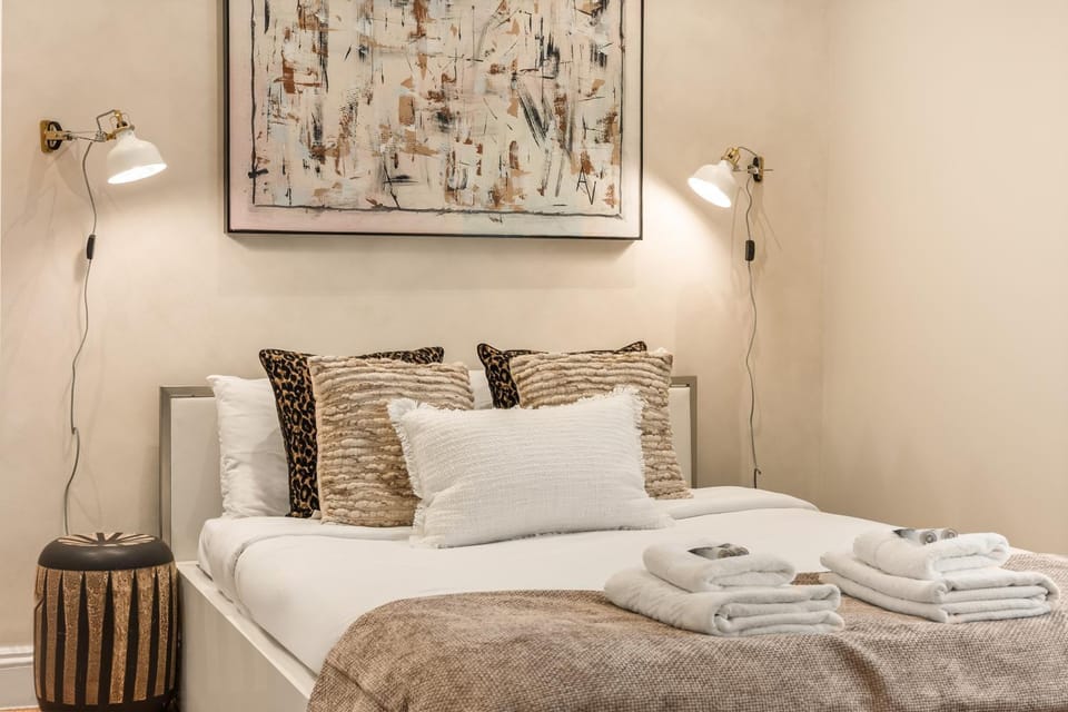Bed, towels