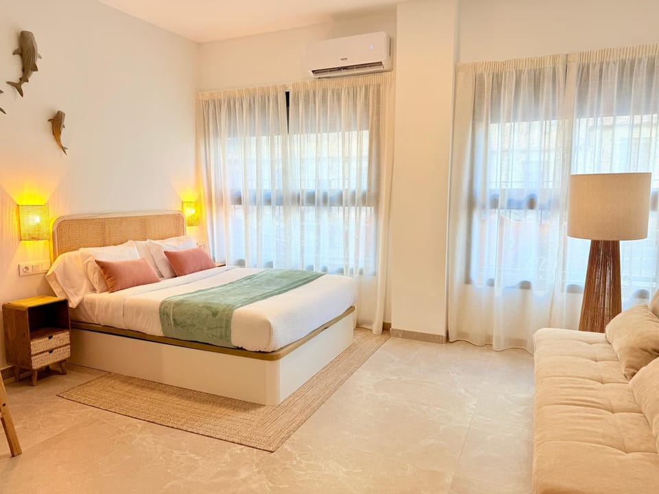 Bed, Living room, Photo of the whole room, Seating area, Bedroom, air conditioner