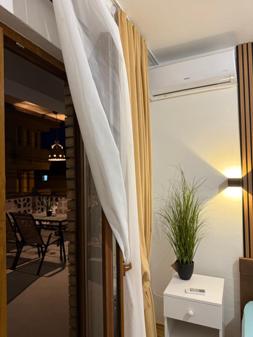 Seating area, air conditioner