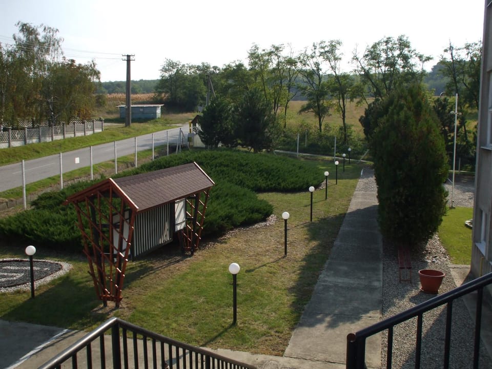 Garden, Garden view, Street view