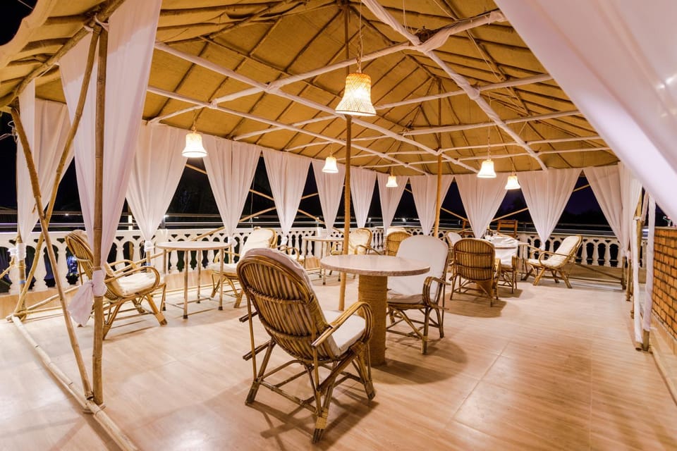 Restaurant/places to eat, Balcony/Terrace