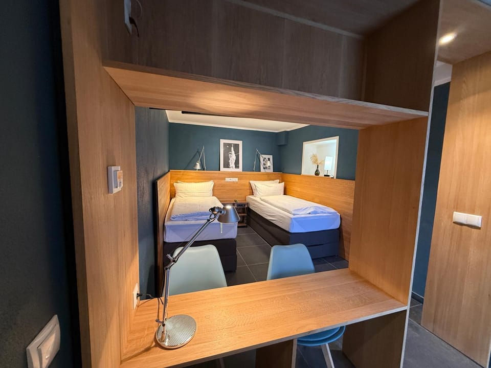 Photo of the whole room, Bedroom, wardrobe